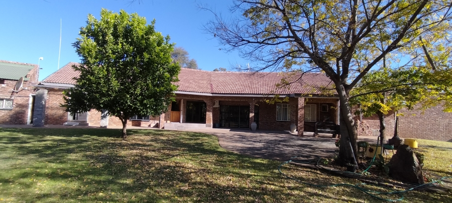 4 Bedroom Property for Sale in Jan Kempdorp Northern Cape